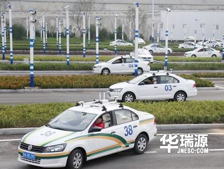 老司机对你说,为何行驶在路上必须要“让速不让道”!