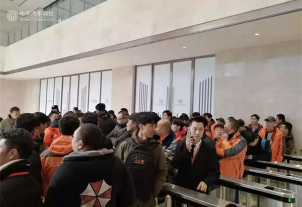 策略升级致使“裁员” 车商融职员总部维权