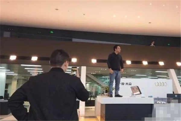 又双叒叕有人坐引擎盖了,这一次是一位男同胞!