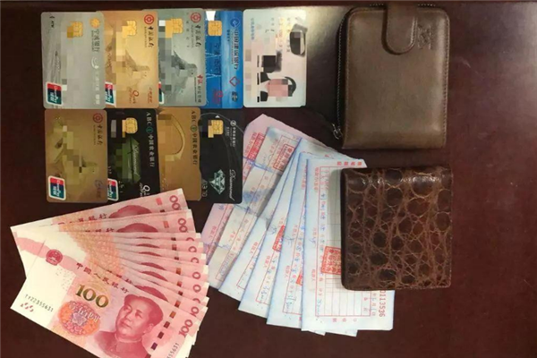 乘客包落公交车,司机打开一看,2160万!